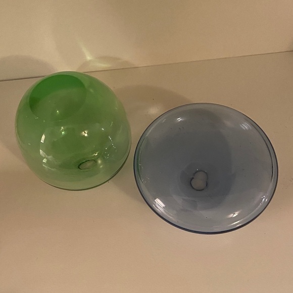 💙Handblown Art Glass Bud Vases Green shaped like an apple Blue very flat - Picture 3 of 3